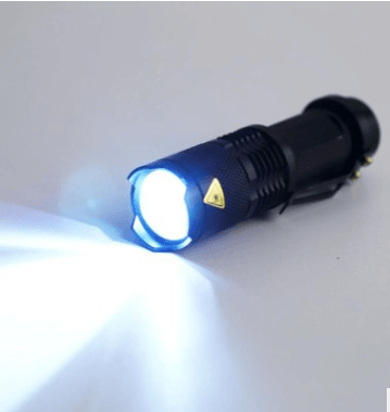 Telescopic zoom LED flashlight